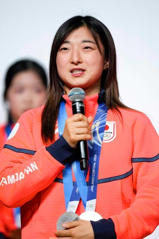 帰国し、記者会見するフィギュアスケートの坂本花織＝２４日午後、東京都内