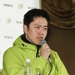 大阪府知事選で３回目の当選を決め、記者会見する吉村洋文氏＝８日夜、大阪市内のホテル