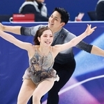 団体ペア・フリー　演技する三浦璃来（手前）、木原龍一組＝ミラノ（共同）