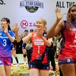 バレーボールＳＶリーグ女子のオールスター戦で声援に応える大元朱菜（中央）＝ジーライオンアリーナ神戸