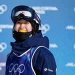 女子モーグル決勝１回目を終え、笑顔を見せる藤木日菜