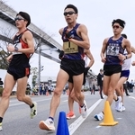 世界新記録で優勝した山西利和（中央）＝神戸市東灘区、六甲アイランド甲南大周辺コース（撮影・鈴木雅之）