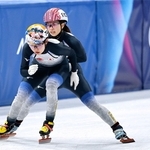 女子３０００メートルリレー予選　長森遥南（奥）からタッチを受ける金井莉佳（共同）