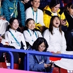 ペア・ＳＰを観戦する（左から）中井亜美、千葉百音、坂本花織＝ミラノ（共同）