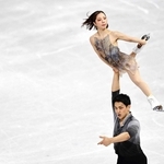 フィギュアスケートペア・フリーで演技する三浦璃来（上）、木原龍一組＝ミラノ（共同）