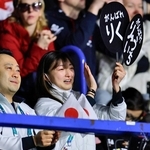 三浦璃来、木原龍一組のペア・フリーの演技に涙し、拍手を送る坂本花織＝ミラノ（共同）