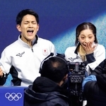 ペア・フリーの得点を確認し、驚く三浦璃来（右）とガッツポーズの木原龍一（共同）