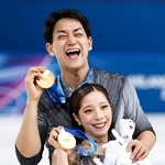 ミラノ・コルティナ冬季五輪のフィギュアスケートペアで金メダルを獲得した三浦璃来（手前）、木原龍一組。同種目で日本勢初の表彰台となった＝１６日、イタリア・ミラノ（共同）