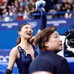 ミラノ・コルティナ冬季五輪のフィギュアスケート女子ＳＰの演技を終え、観客に手を振る坂本花織＝１７日、イタリア・ミラノ（共同）