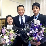 山一ハガネに訪れたフィギュアスケート・ペアの三浦璃来（左）、木原龍一（右）と寺西基治社長＝２０２３年４月、名古屋市