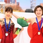 フィギュアスケートの国際大会で優勝した坂本花織（右）と２位の三原舞依＝２０２３年２月、オランダ・ティルブルフ（共同）