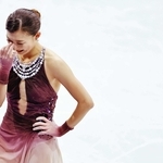 フィギュアスケート女子フリーの演技を終え、目頭を押さえてリンクを後にする坂本花織＝ミラノ（共同）