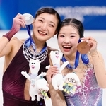 女子で銀メダルを獲得した坂本花織（左）と銅メダルの中井亜美＝ミラノ（共同）