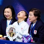 女子フリーの得点を確認し天を仰ぐ坂本花織。右は中野園子コーチ（共同）