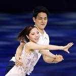 エキシビションで演技するペアの三浦璃来（手前）、木原龍一組＝ミラノ