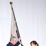 ミラノ・コルティナ冬季五輪の日本選手団解団式で伊東秀仁団長（左）に団旗を手渡すフィギュアスケートの坂本花織＝２５日午前、東京都内