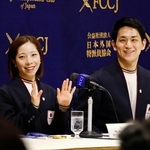 日本外国特派員協会で記者会見するフィギュアスケートペアの三浦璃来（左）、木原龍一＝２５日午後、東京都千代田区
