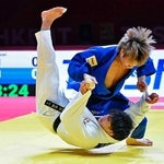 柔道ＧＳタシケント大会の男子６６キロ級決勝で服部辰成（下）を投げる阿部一二三＝タシケント（国際柔道連盟提供・共同）