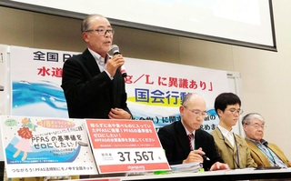 記者会見する、岡山県吉備中央町の住民団体の小倉博司代表（左端）ら＝１９日午後、東京都内