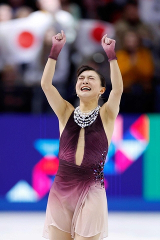 フィギュアスケート世界選手権の女子フリーの演技を終え、ガッツポーズする坂本花織＝２７日、チェコ・プラハ（共同）