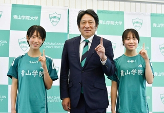 青学大陸上競技部の原晋監督とポーズをとる芦田和佳（左）と池野絵莉＝４日、相模原市