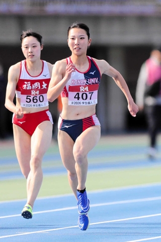 女子１００メートル決勝で力走する甲南大の蔵重みう（右）