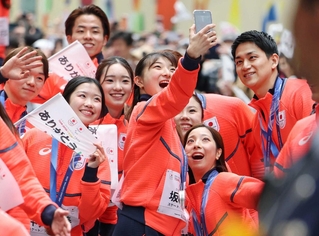 東京・日本橋でのパレードで、フィギュアスケートの（右から）木原龍一、三浦璃来らと自撮りする坂本花織＝２５日午前（撮影・石井剣太郎）