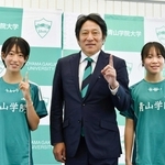 青学大陸上競技部の原晋監督とポーズをとる芦田和佳（左）と池野絵莉＝４日、相模原市