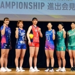 女子ＰＯに進出し、記者会見でポーズをとる８チームの主将＝６日、東京都内