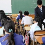 答案用紙の配布を待つ児童たち＝２３日午前、神戸市内