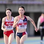 女子１００メートル決勝で力走する甲南大の蔵重みう（右）