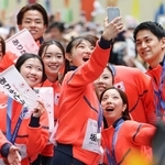 東京・日本橋でのパレードで、フィギュアスケートの（右から）木原龍一、三浦璃来らと自撮りする坂本花織＝２５日午前（撮影・石井剣太郎）