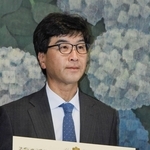 感謝状を手にする竹内幹雄さん＝２７日午前、神戸市