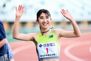 女子１万メートルで優勝し、笑顔の田中希実