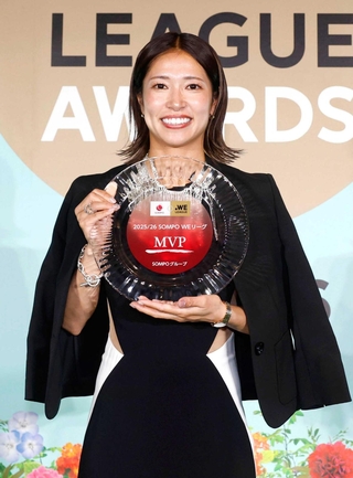 サッカー女子ＷＥリーグの年間表彰式でＭＶＰに選ばれたＩＮＡＣ神戸の成宮唯＝２６日、東京都内