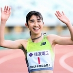 女子１万メートルで優勝し、笑顔の田中希実
