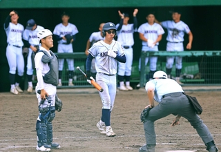 兵庫大会でも疲労軽減などを目的としたサングラス着用の選手の姿が見られるようになった＝４日、明石トーカロ球場（撮影・丸山桃奈）
