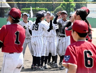 クラーク（手前）に勝利し、喜ぶ神戸弘陵ナイン