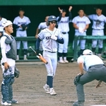 兵庫大会でも疲労軽減などを目的としたサングラス着用の選手の姿が見られるようになった＝４日、明石トーカロ球場（撮影・丸山桃奈）