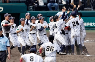 ２年ぶり５度目の優勝を果たし、喜ぶ神戸弘陵ナイン