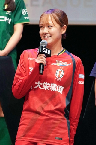 サッカー女子のＷＥリーグの開幕前イベント「キックオフカンファレンス」で話すＩＮＡＣ神戸のＦＷ吉田＝１７日、東京都内