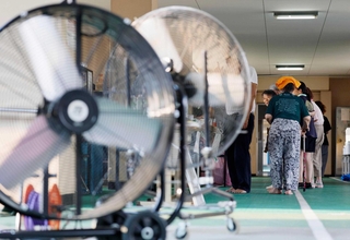 大型扇風機が稼働する熊本県氷川町の避難所＝２０２６年８月