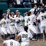２年ぶり５度目の優勝を果たし、喜ぶ神戸弘陵ナイン