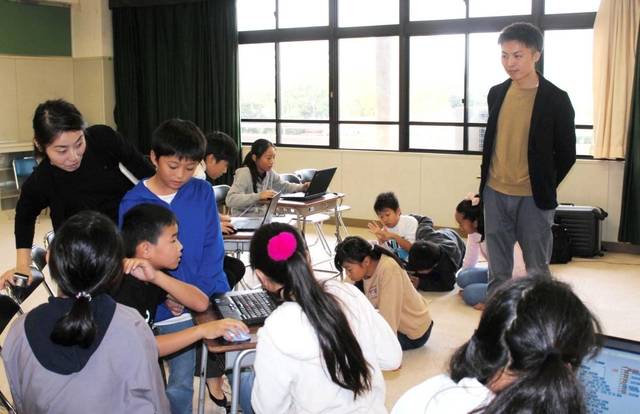 協力して授業を進める山本早紀教諭（左）と、メイキッズ講師の山本皓太さん＝神戸市東灘区向洋町中２