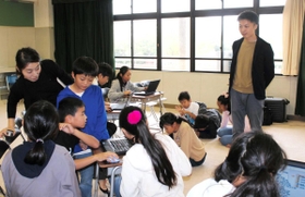 協力して授業を進める山本早紀教諭（左）と、メイキッズ講師の山本皓太さん＝神戸市東灘区向洋町中２