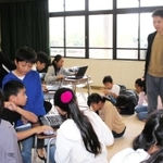 協力して授業を進める山本早紀教諭（左）と、メイキッズ講師の山本皓太さん＝神戸市東灘区向洋町中２