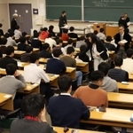 試験開始を待つ受験生＝１８日午前、神戸市内（写真は記事とは関係ありません）