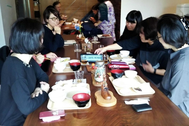 松村美紀さん（左奥）ら保護者が参加し、わいわいと話の尽きないランチ会＝神戸市灘区永手町２