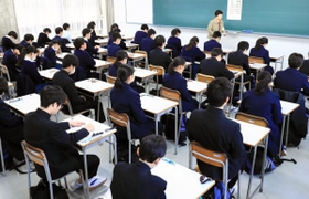 試験開始を待つ受験生ら＝１０日午前、神戸市須磨区、須磨学園高校（撮影・斎藤雅志）