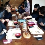 松村美紀さん（左奥）ら保護者が参加し、わいわいと話の尽きないランチ会＝神戸市灘区永手町２